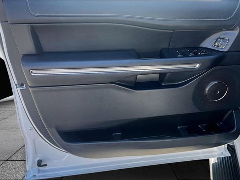 Used 2023 Ford Expedition XLT image 18