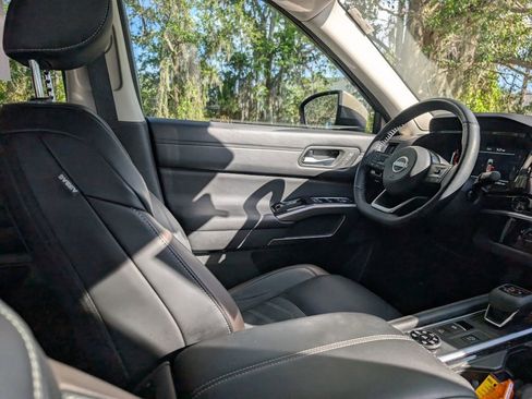 Used 2025 Nissan Pathfinder Platinum w/ Cargo Package image 11