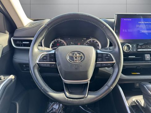 Used 2023 Toyota Highlander XLE AWD/4WD image 13