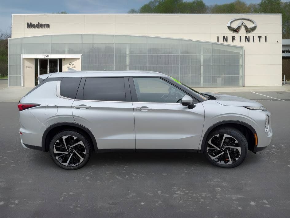 Used 2024 Mitsubishi Outlander SE AWD/4WD image 3