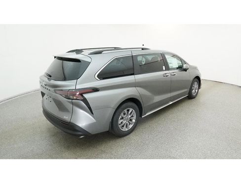 New 2026 Toyota Sienna XLE image 9