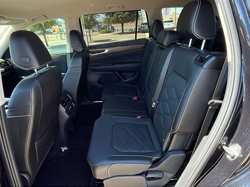 Used 2024 Volkswagen Atlas SE w/ Black Wheel Package image 24