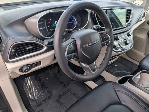 Used 2024 Chrysler Pacifica Select image 27