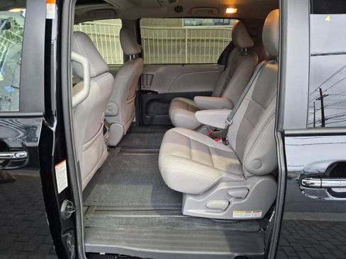 Used 2017 Toyota Sienna XLE Premium FWD image 14