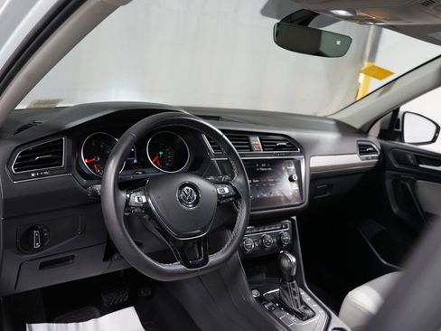 Used 2021 Volkswagen Tiguan SE image 11