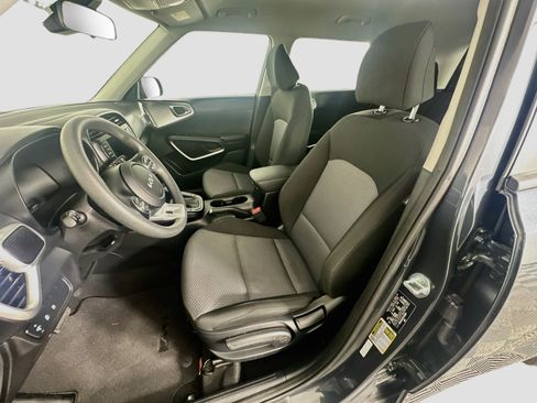 Used 2025 Kia Soul LX w/ LX Technology Package FWD image 13