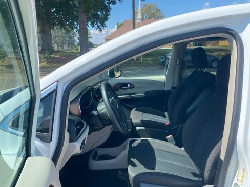 Used 2023 Chrysler Voyager LX FWD image 9