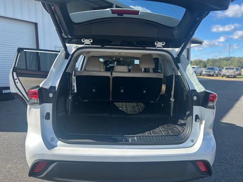Used 2022 Toyota Highlander XLE image 11