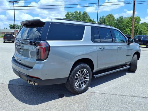 Used 2025 Chevrolet Suburban Z71 AWD/4WD image 4