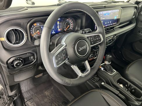 Used 2025 Jeep Wrangler Unlimited Sahara AWD/4WD image 17