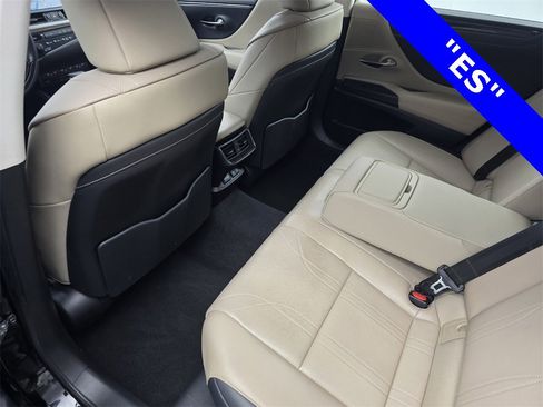 Used 2019 Lexus ES 300h image 16