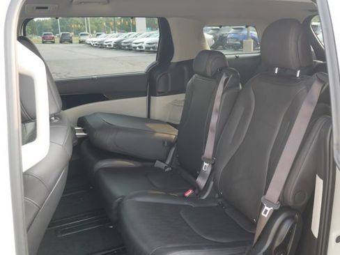 Used 2024 Kia Carnival EX FWD image 40