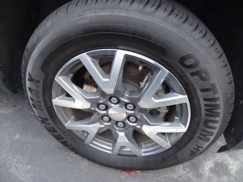 Used 2023 GMC Acadia SLT image 13