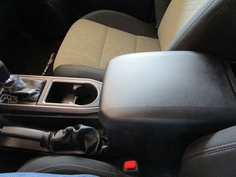 Used 2022 Toyota Tacoma TRD Off-Road AWD/4WD image 46