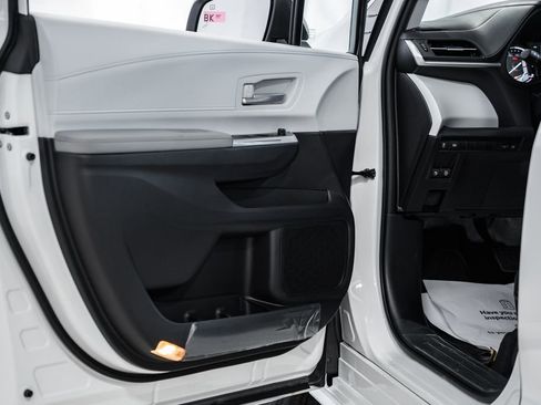 New 2026 Toyota Sienna XLE image 39