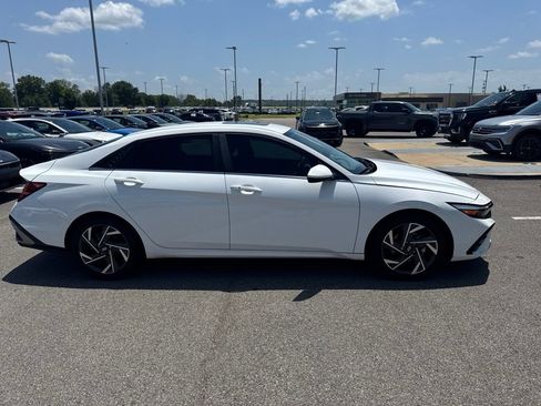 Used 2024 Hyundai Elantra SEL w/ Convenience Package FWD image 2