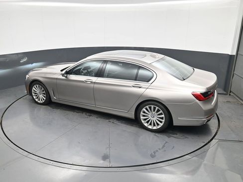 Used 2021 BMW 740i xDrive w/ Premium Package image 31
