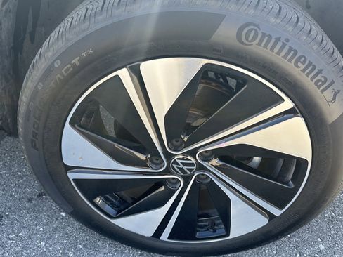 Used 2024 Volkswagen Taos SE w/ Panoramic Sunroof Package image 15