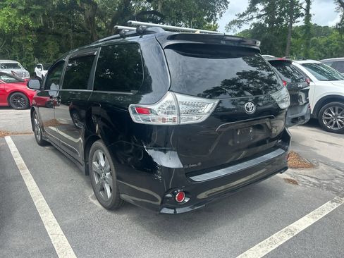 Used 2018 Toyota Sienna SE Premium FWD image 2