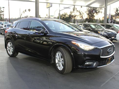 Used 2017 INFINITI QX30 Premium FWD image 7