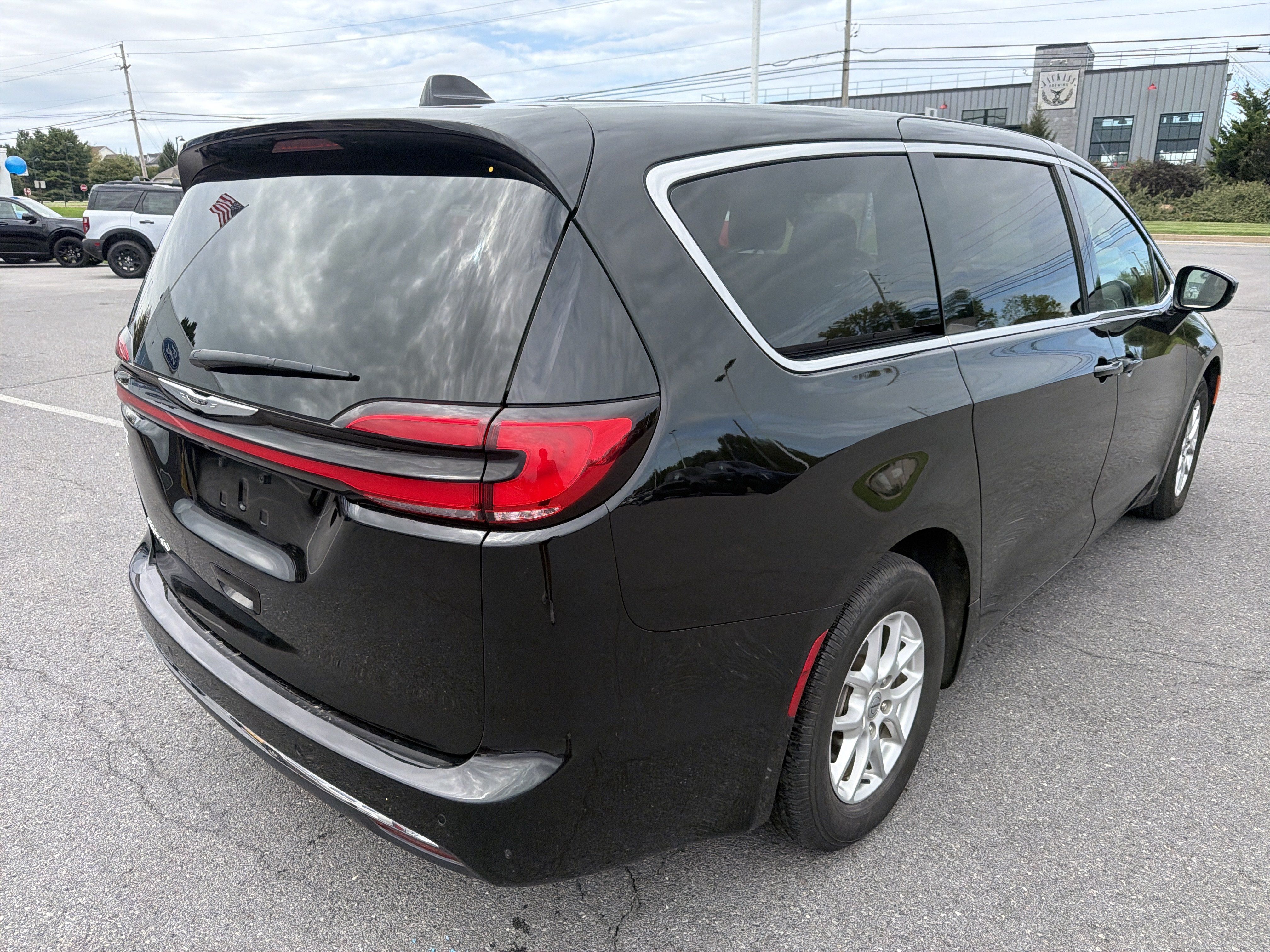 Used 2025 Chrysler Pacifica Select FWD image 3