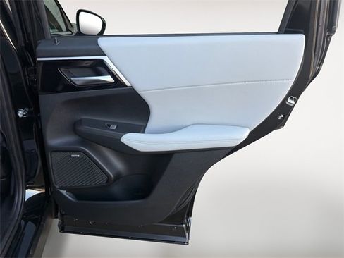 New 2026 Mitsubishi Outlander SE image 28