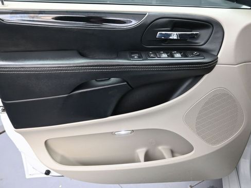 Used 2016 Dodge Grand Caravan SE image 17