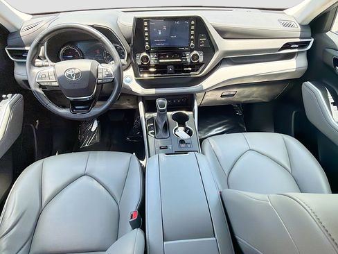 Used 2021 Toyota Highlander XLE AWD/4WD image 15