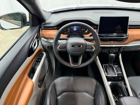 Used 2024 Jeep Compass Limited image 14