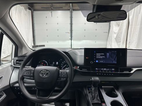Used 2025 Toyota Sienna LE FWD image 15