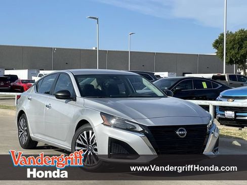 Used 2024 Nissan Altima 2.5 SV FWD image 1