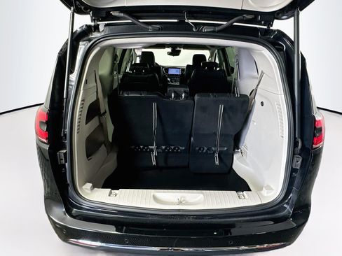 Used 2024 Chrysler Pacifica Touring-L FWD image 29