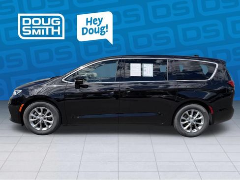 Used 2026 Chrysler Pacifica Limited FWD image 2