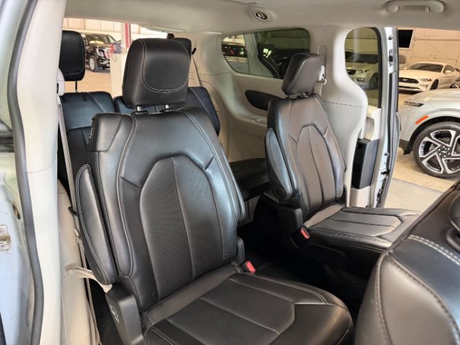 Used 2024 Chrysler Pacifica Touring-L FWD image 31