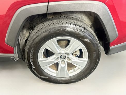 Used 2019 Toyota RAV4 XLE w/ Convenience Package FWD image 11