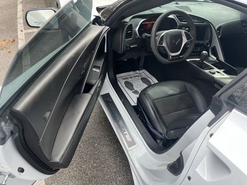 Used 2015 Chevrolet Corvette Z06 w/ 3LZ Preferred Equipment Group image 5