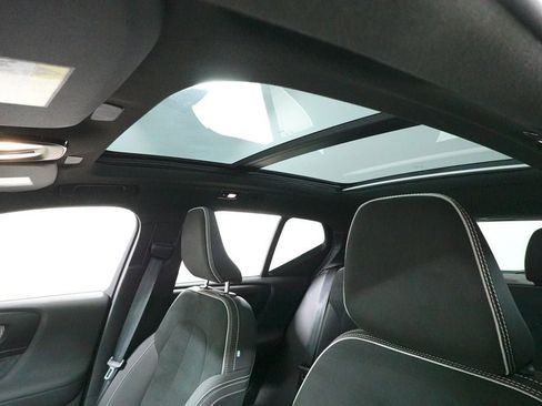 Used 2025 Volvo XC40 B5 Plus AWD/4WD image 23