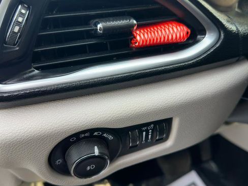 Used 2018 Chrysler Pacifica Touring-L Plus w/ Tire & Wheel Group image 32