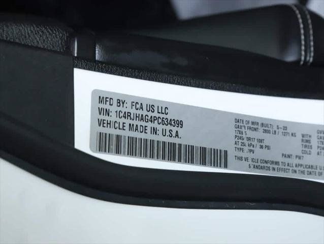 Used 2023 Jeep Grand Cherokee Laredo AWD/4WD image 21