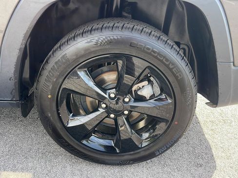 Used 2017 Jeep Cherokee Sport FWD image 12