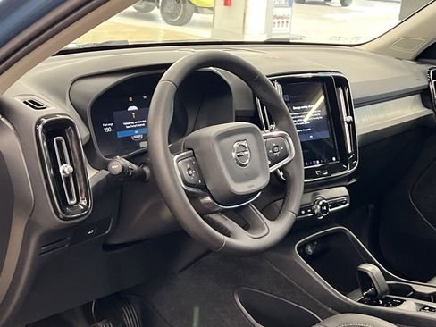 Used 2024 Volvo XC40 B5 Core w/ Climate Package image 15