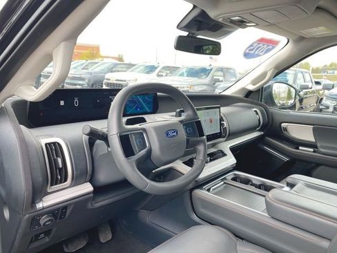 Used 2025 Ford Expedition Active AWD/4WD image 10