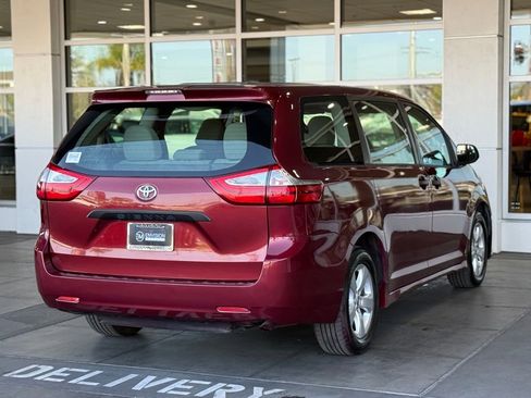 Used 2018 Toyota Sienna L image 11
