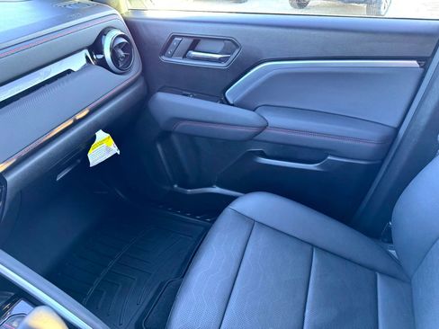 Used 2024 Chevrolet Colorado Z71 w/ Z71 Convenience Package 2 image 27