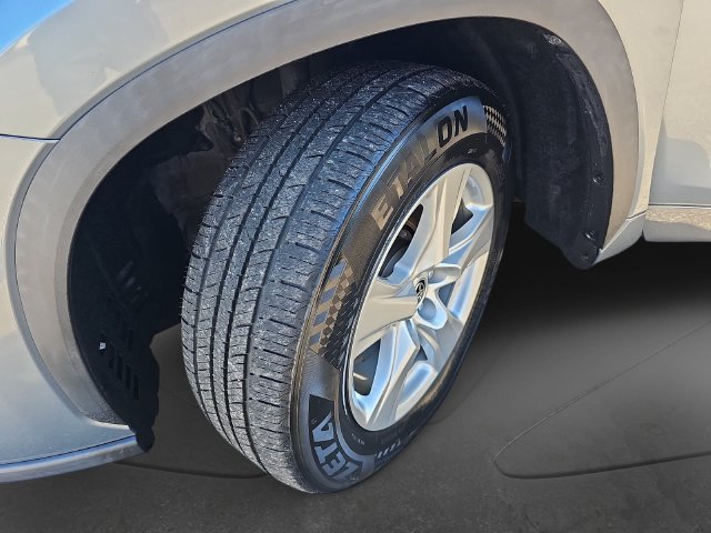 Used 2022 Toyota Highlander LE FWD image 34