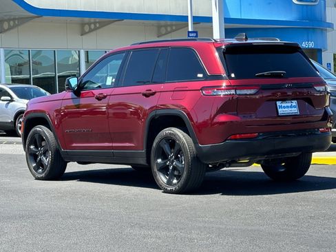 Used 2023 Jeep Grand Cherokee Altitude AWD/4WD image 3
