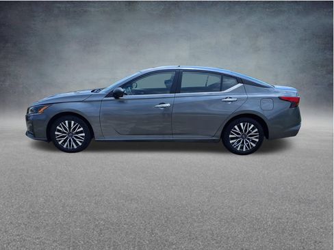 Used 2025 Nissan Altima 2.5 SV FWD image 6