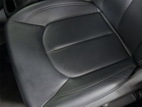 Used 2025 Chrysler Pacifica Select FWD image 15