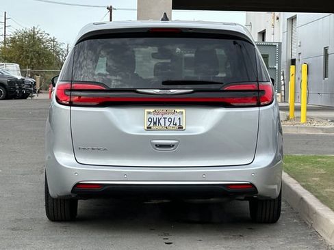 Certified 2024 Chrysler Pacifica Touring-L FWD image 8