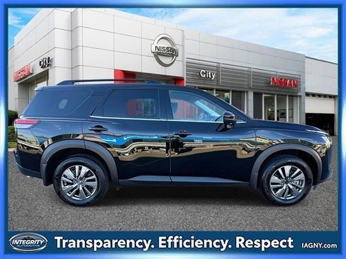 Certified 2024 Nissan Pathfinder SV image 2